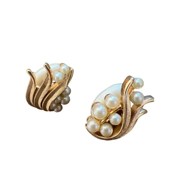 Crown Trifari Vintage Brushed Gold Tone Leaf Motif Clip-on Earrings Faux Pearls - Picture 3 of 11